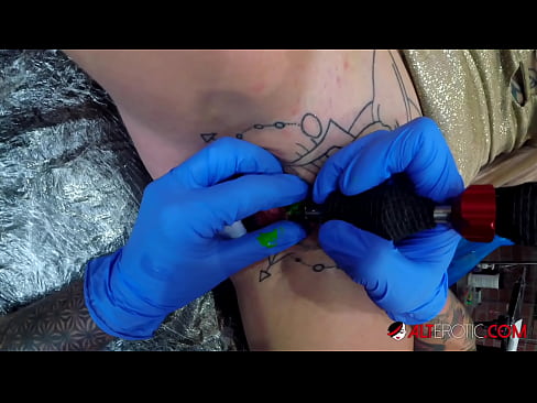 ❤️ Extremt tatuerade snyggingen Sully Savage fick en tatuering på sin klitoris ❌ Porno vk at us ❌❤